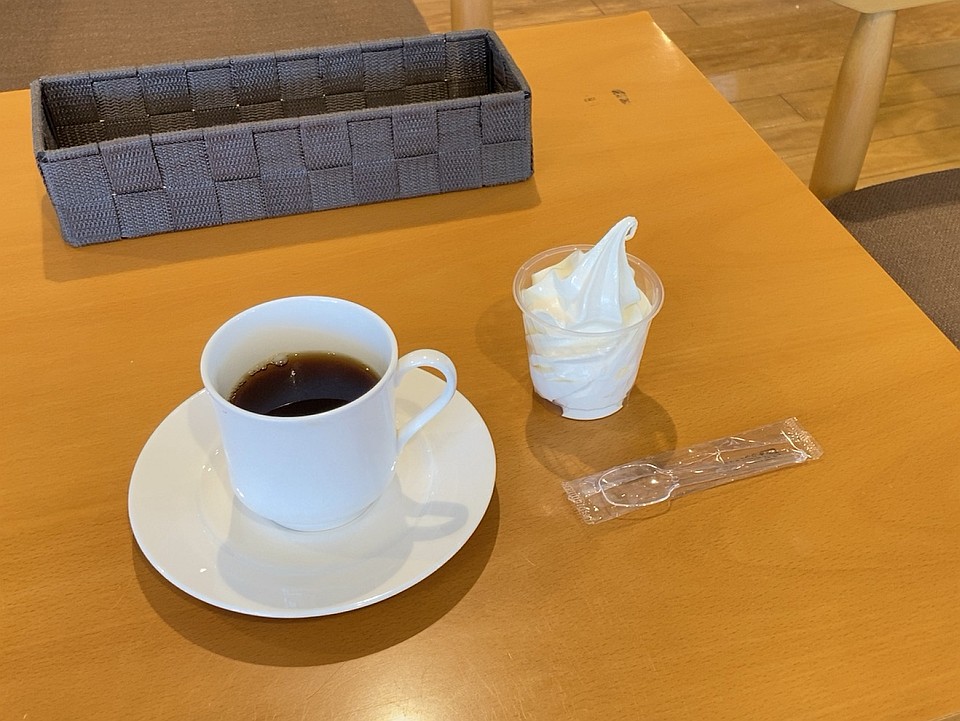 ホットコーヒーとミニソフトクリーム
